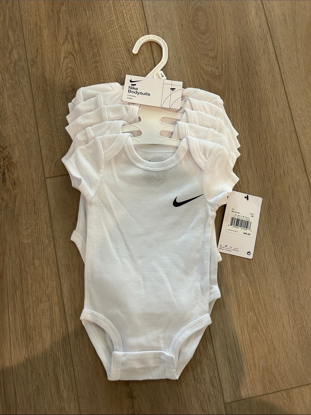 NWT Nike Onsie Set White Bodysuit 5-Pack with Black Swoosh Logo Size 3 month